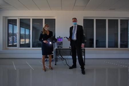 Državna sekretarka Cuderman in direktor inkubatorja Marko Stijepić z napravo za AR varjenje_foto Vasja Marinč